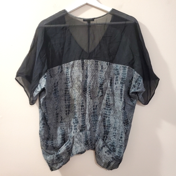 Eileen Fisher - 100% Silk Print Blouse with Black Contrasting Shoulder - Size XS - Picture 5 of 6